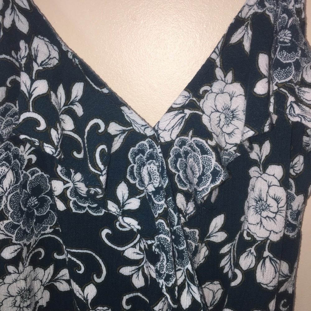 Cross Front Ruffle Crop Top - Picture 2 of 5